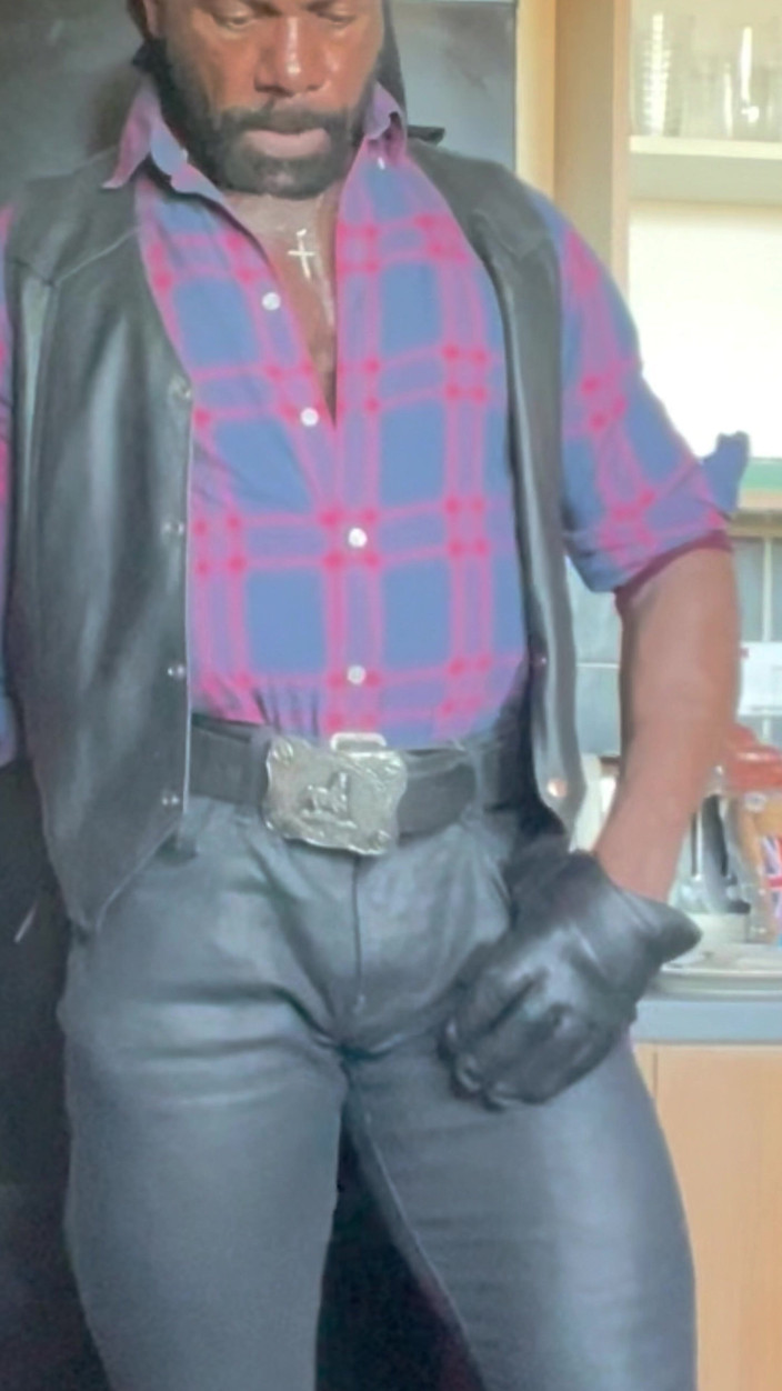 Black smoking muscle stepdad: Ayah merokok kulit hitam