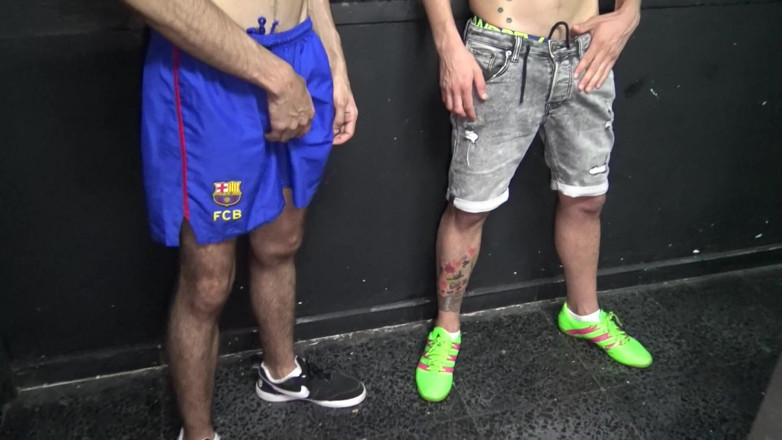 Gaybareback: Sürtük 2 xxl yarağı delikten emiyor ve sikiliyor