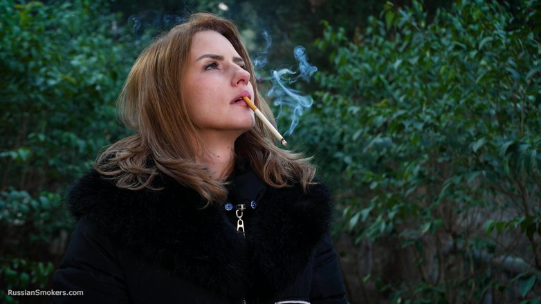 Russian Smokers: बिल्कुल आश्चर्यजनक महिला पार्क में 120 मिमी साराटोगा सिगरेट पी रही है