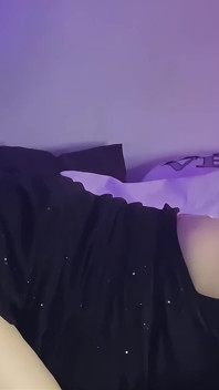 Schattige femboy zuigt de lul van zijn hetero vriend en kreunt op zijn hondjes