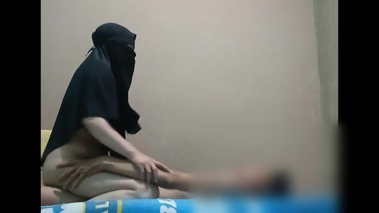 Famly sex: Kembali ke Rumah Jiran Dalam Tudung Yang Cantik Bertudung Panas