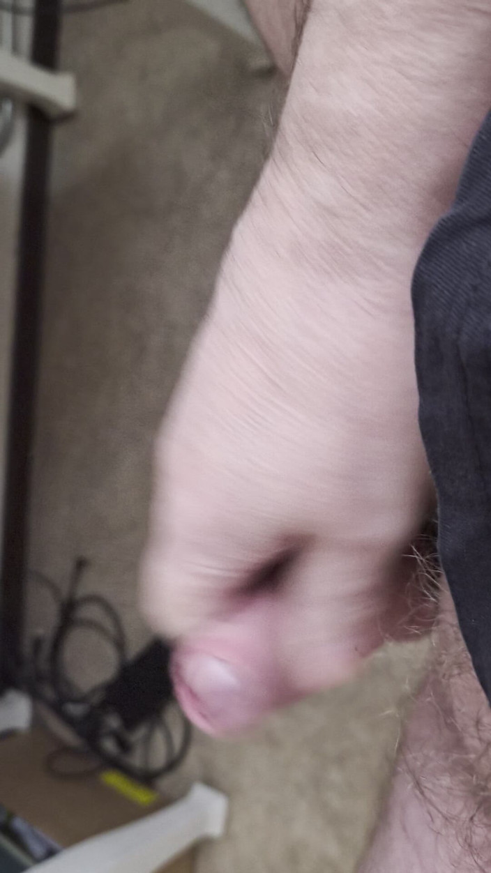 Pellefnatt: Můj kamarád sedí na židli a honí si penis, zatímco sleduje...