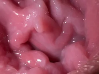 Gros plan sur une grosse chatte qui écarte les cuisses et fait du dirty talk, la sexy Mia veut jouir avec toi