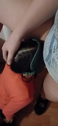 我的继女勾引了我，我无法反对她，但我蒙住她的眼睛，这样我就不会尴尬