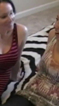 Deux brunes amoureuses se satisfont avec un petit vibromasseur jusqu’à un orgasme énorme
