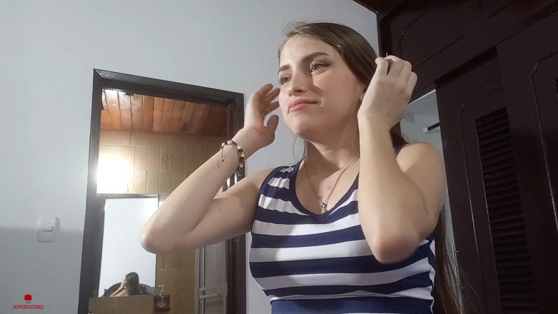 skpro_: Minha meia-irmã com seu rosto inocente me pede para deixá-la...