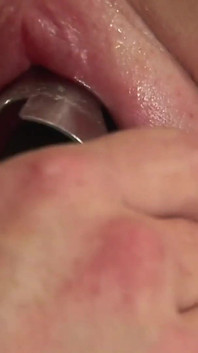 Milf rossa con i capezzoli strizza le tette e la figa per essere scopata da un cazzo nel culo