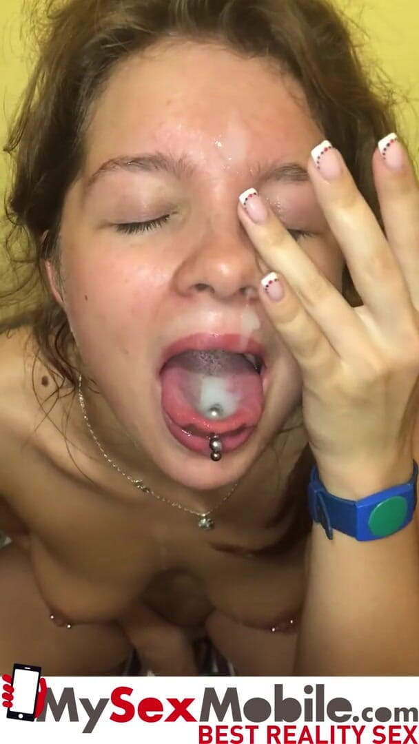 MySexMobile: Renata Fox se fait sodomiser et pisser dessus dans les...