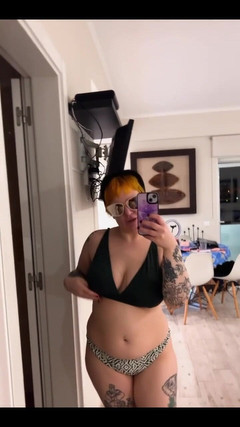 Bigtiddygoth: Líbí se ti moje bikiny?