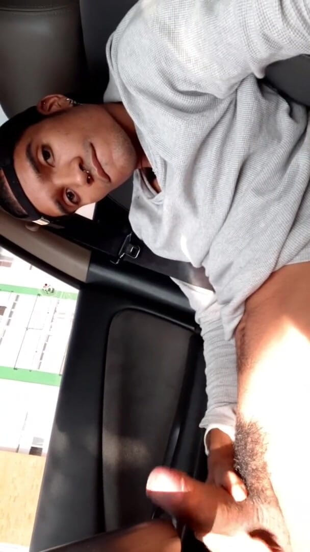 vergar4_daviid: 다른 사람들이 지나가는 동안 차에서 발정나서 자위해