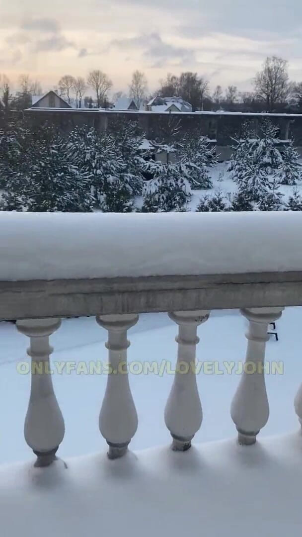 Lovely John: Bianco natale tutti! Sborro nella neve fredda! Haha