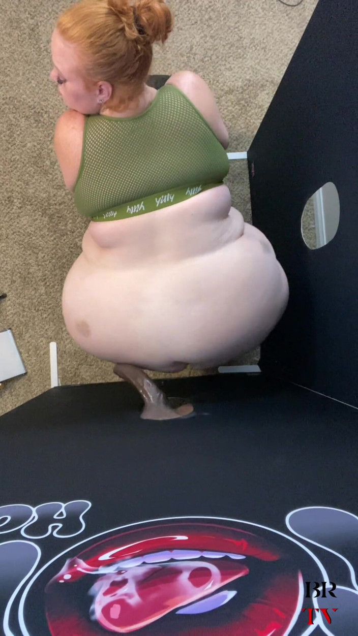 Blvck Rose TV: SSBBW Julie Ginger dostaje twarz od nieznajomego w Gloryhole