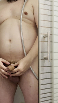 Douche candide, bite bien dure + sperme
