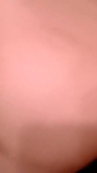Baise sur la table. Éjaculation dans la chatte