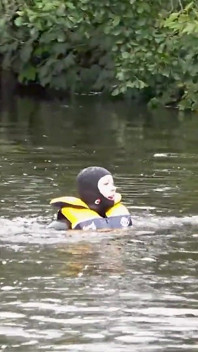 Une camisole de sauvetage et une combinaison confortable sauve Lucy d’une catastrophe de la rivière
