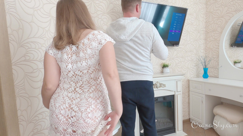 MILF Oxana: Mollige MILF fickt mit tv-meister