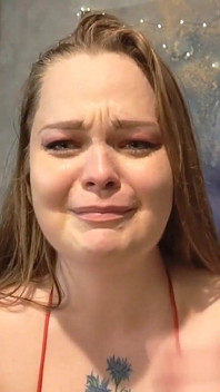 Menina bonita soluçando feia