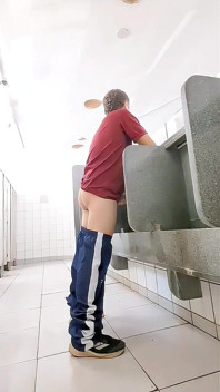 Me Exibi No Banheiro Público E Consegui Tirar Leite Escondido De Um Motoboy Puto