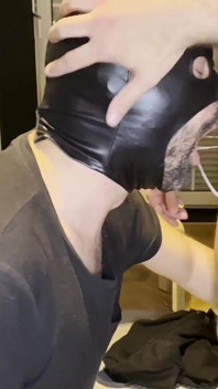 Na kolenou Sesouvá se do pornohvězdy John Brachalli