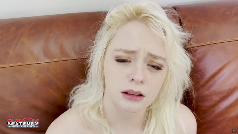 Brand New Amateurs: Si blonde kecil molek yang bertetek besar Annie Archer dildo...