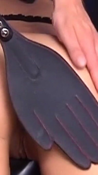 Rothaarige MILF unterwirft sich spielzeug und hartes spanking