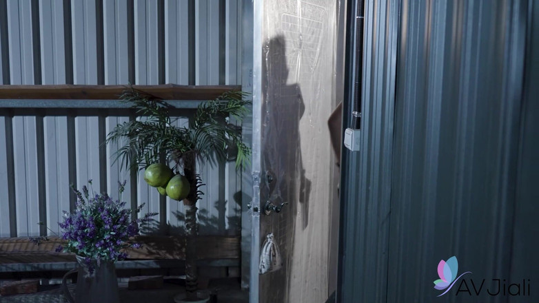 AV Jiali: Xiang Xiang tanga külot giyiyor ve eğildikçe çok dikkat çekiyor