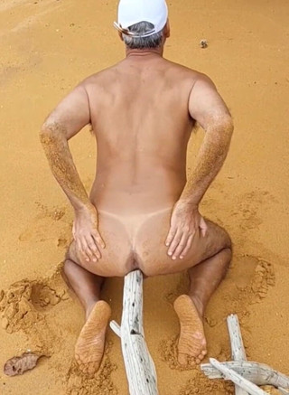 Ladysilvas: Ladysilva naakt op het strand geil met een pik in...