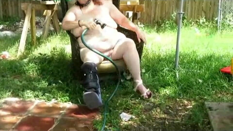 BBW nurse Vicki adventures with friends: Masturbare în pielea goală în cizmă medicală cu furtun de apă