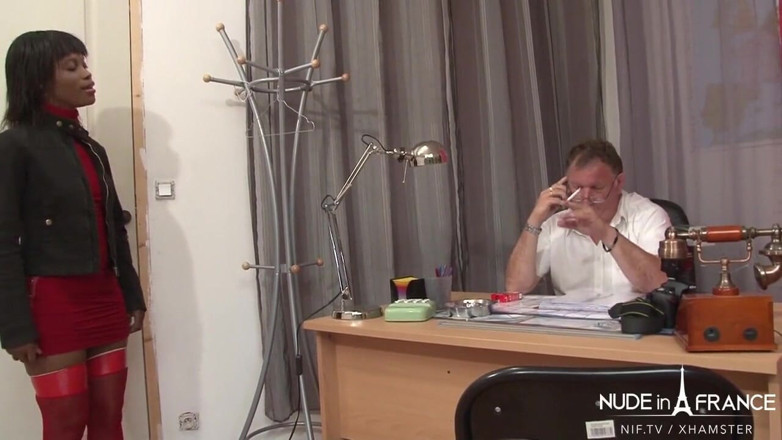 Nude in France: Сквіртуюча аматорська французька чорношкіра в нижній білизні, грубий кулак і трах ногою, глибокий заглот і глибокий анал