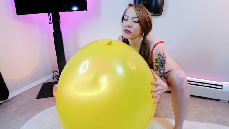 Evelyn Rouge: Obří balónek fetiš poskakující pigtail