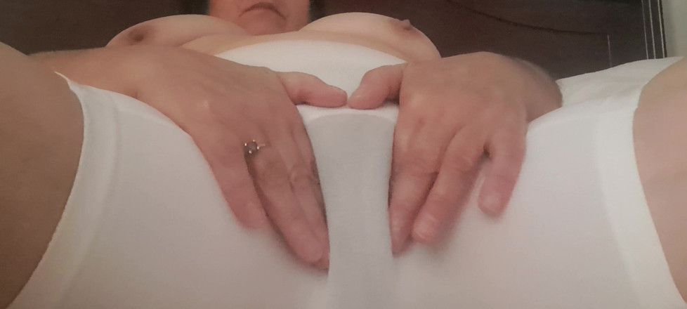 Mommy big hairy pussy: Afferrando il guscio sopra le mutandine, quanto sarà grasso e...