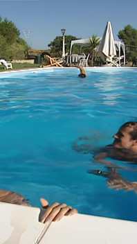 Trio infuocato al resort, segreta passione del cuck