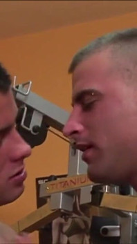 Cvičení bez zadku bez sedla v tělocvičně