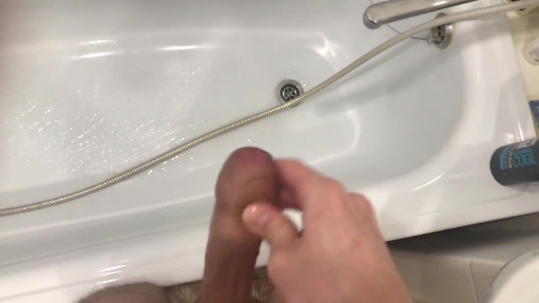 IlyaWilliam: Un joli garçon excité jouit puissamment dans la salle de...