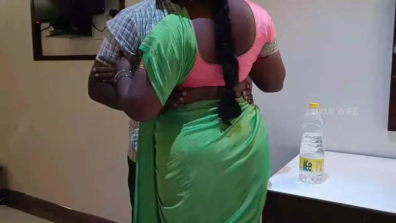 Luxmi Wife: Mẹ kế của bạn bè làm tình trong saree màu...