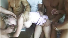 Monster Cocks: Si blonde dilepaskan dikongkek gangbang dalam semua lubangnya