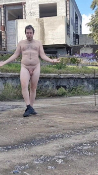 Tutto Nudo in Una Piazza