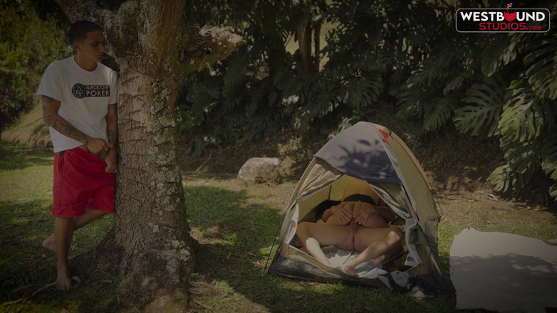 Run good girls: Annie Marin fait un trio dans un camping en plein...