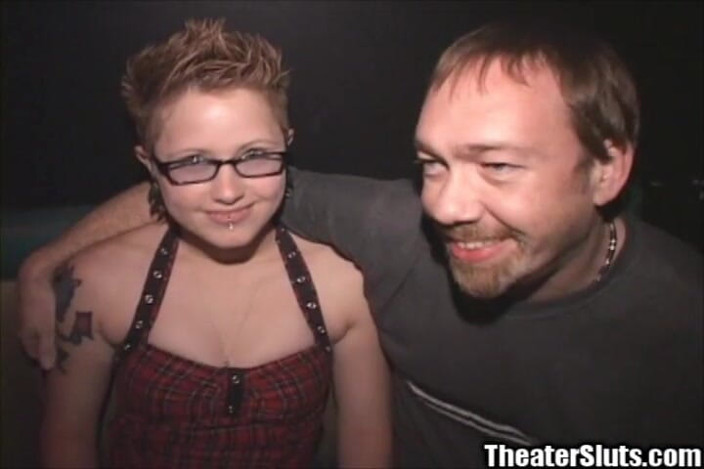 Theater Sluts: とがった素敵なおっぱいおまんこフェイシャルパンクロックビッチバンポルノシアターGangfuckぶっかけパーティー!