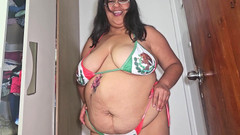 Latin Rain: Mencoba Bikini