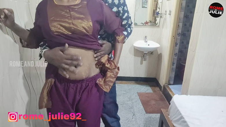 Bad boy rome: Kurye erkekler yeni evli genç kız Julie ile seks yapıyor