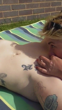 Камілла і Маккензі в саду