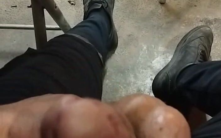Masculer Turk Man: Чоловік-мастурбує своїм членом на веб-камеру під час куріння