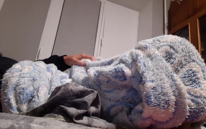 Lesbian-candys: In einer kalten wohnung richten wir ein fickzimmer ein, um...