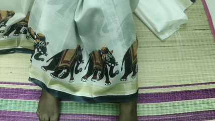 SneakyManner48: 德西 18 + 继妹发现观看色情视频比我们处理后， 如果我们不对父母说， 她操我