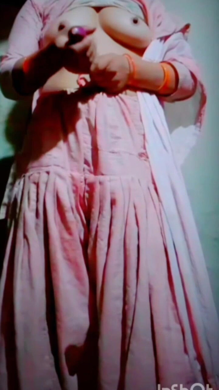 TricolorMusic3: Esta chica sexy punjabi ve a su mejor amiga besando...