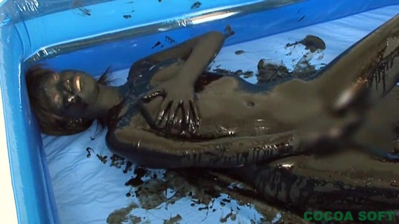 Cocoa Soft: Una ragazza asiatica nera dipinta si masturba con un vibratore...