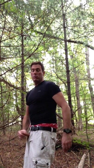 TJenner: Branlette dans les bois et éjaculation en POV