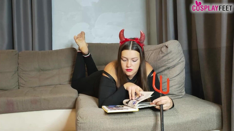 Feet & Cosplay: Брюнетка-бомба Dexye как вкусно сексуальный дьявол