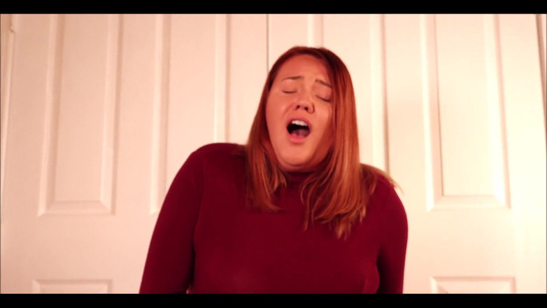 Annabelle Rogers: Orgasmes étroits avec des cols roulé sur une chaise vibromasseur !
